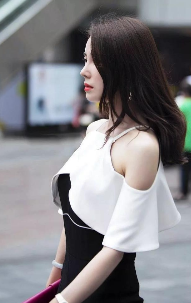 美女裸体爆孔A片