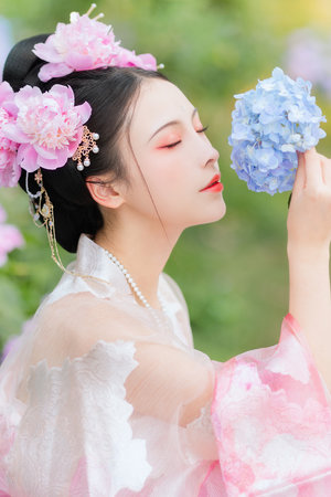女人和男人拔萝卜