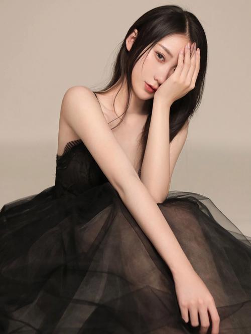 乡村老妇的大肥臀被撞击的