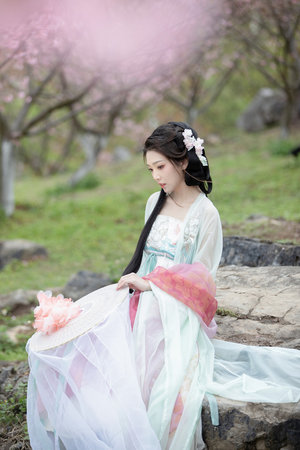 局长解开了她的乳罩