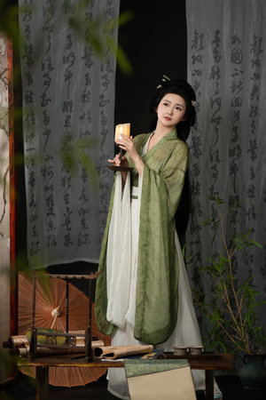 美女脱个精光露出奶胸的视频