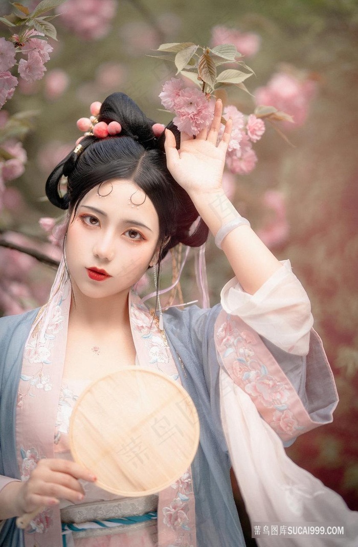 扒开她的小缝尿用鞭子打