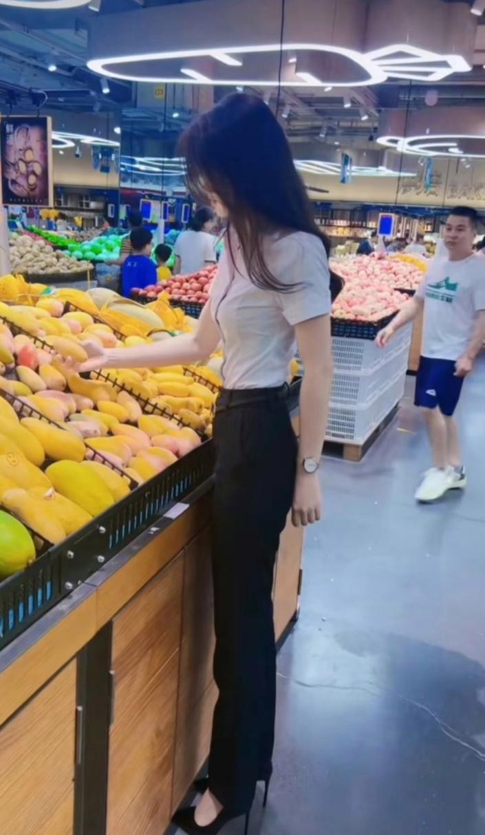 FREE性开放小少妇